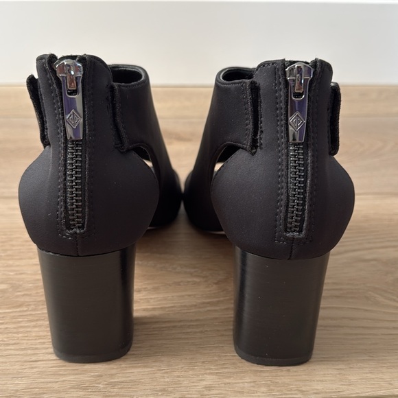 Donald Pliner Panina Black Bootie size 8 - Picture 6 of 9